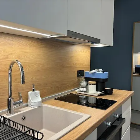 Thessalonian Ii - 2 Steps From Whiter Tower 아파트