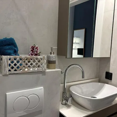 Thessalonian Ii - 2 Steps From Whiter Tower 테살로니키